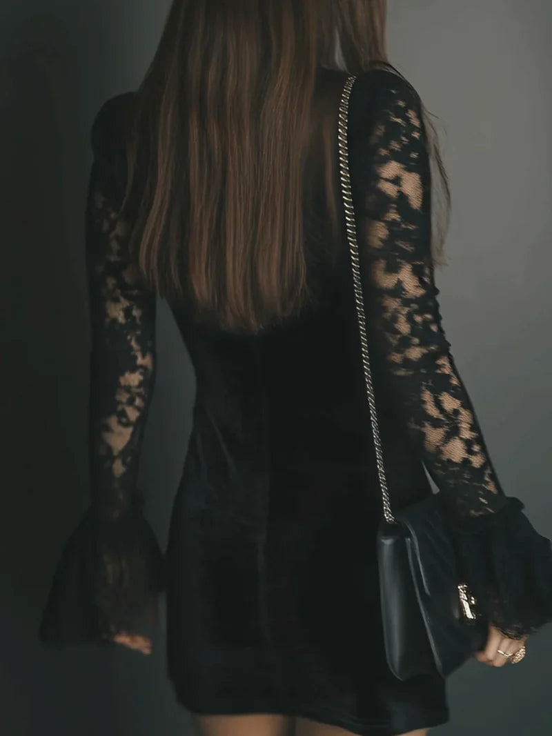 Aria™ – Aksamitna i koronkowa sukienka mini